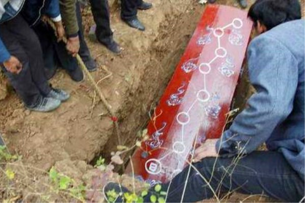 母亲坟墓被挖开，什么情况下要进行迁坟（迁坟注意什么）